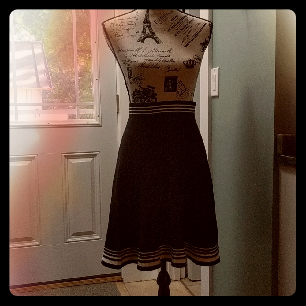 Flirty black and white skirt max studio s/m NWT